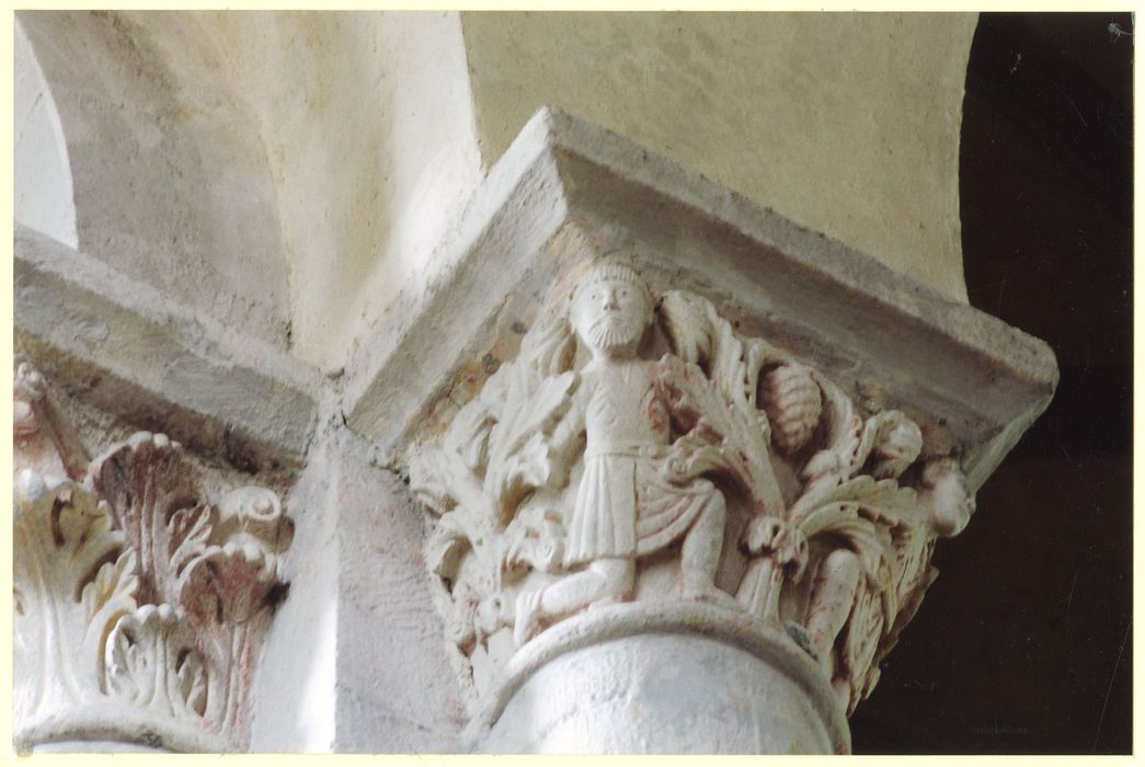 nef de l’église abbatiale, détail de deux chapiteaux sculptés