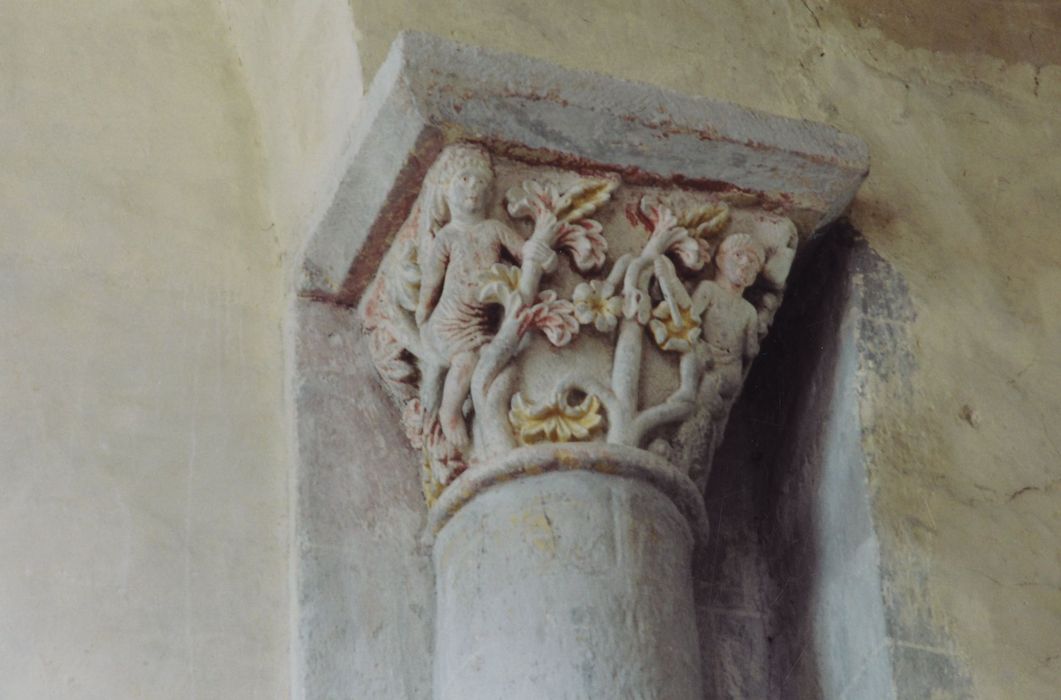 nef de l’église abbatiale, détail d’un chapiteau sculpté