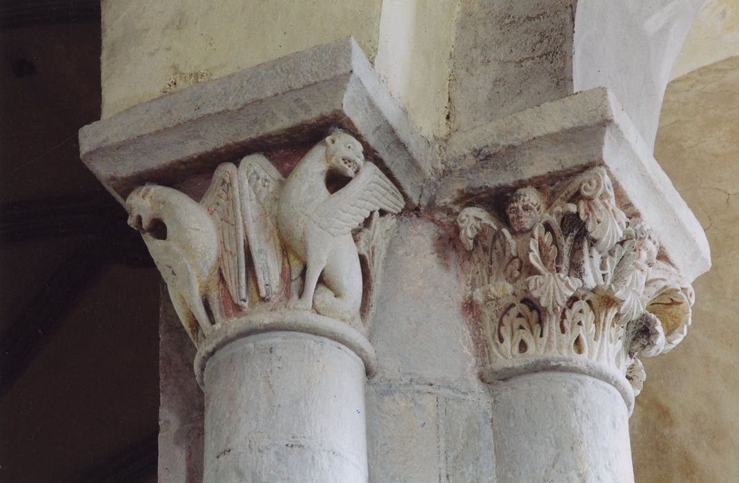 nef de l’église abbatiale, détail de deux chapiteaux sculptés