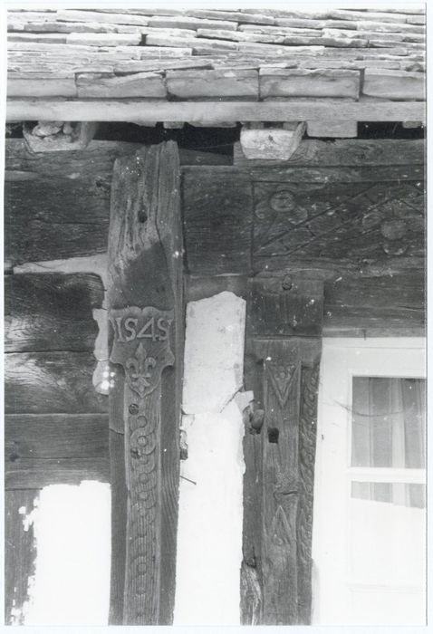 façade sud, détail de l’encadrement d’une fenêtre au 1er étage