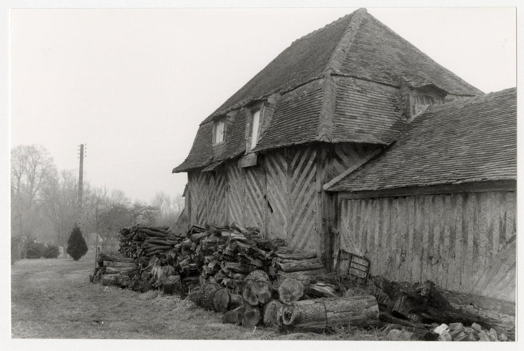 communs est, façade est