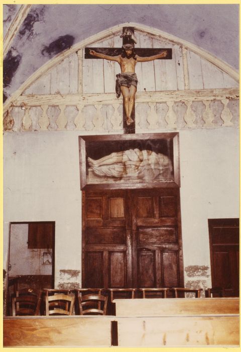tableau : Christ mort ; statue : Christ en croix