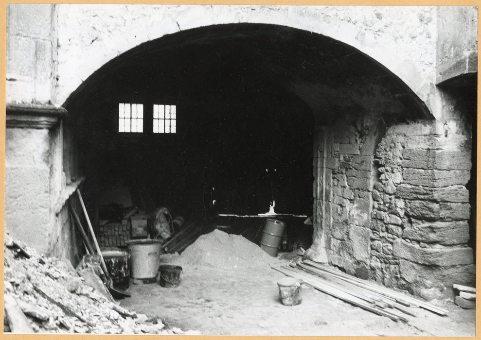 cour intérieure, passage en direction de la rue