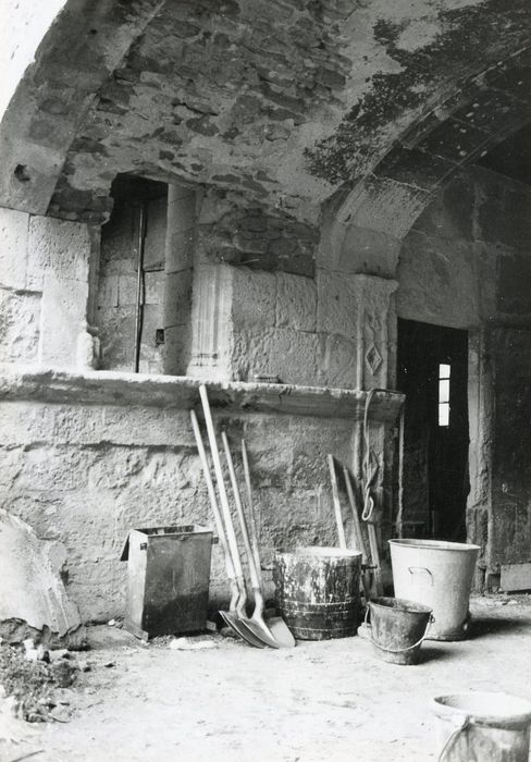 cour intérieure, passage en direction de la rue