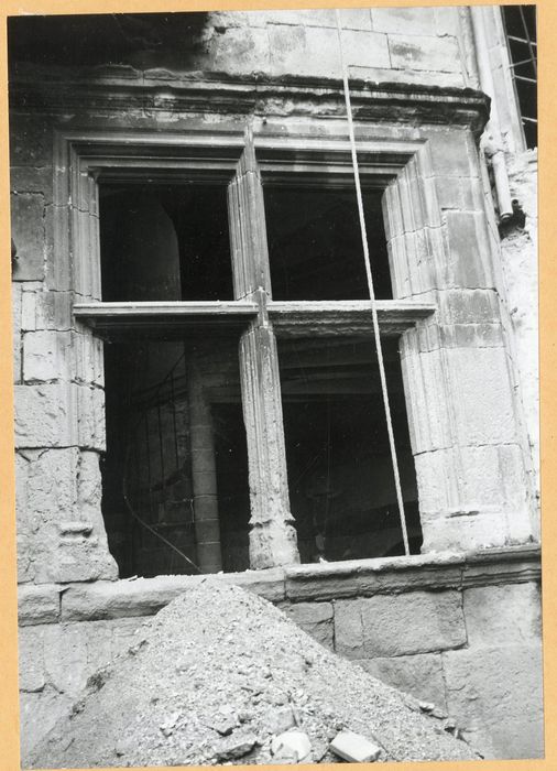 cour intérieure, tourelle d’escalier, détail de la fenêtre à meneaux du 1er niveau