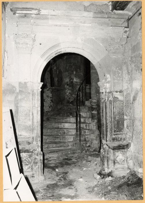 rez-de-chaussée, vestibule, porte d’accès à l’escalier à vis