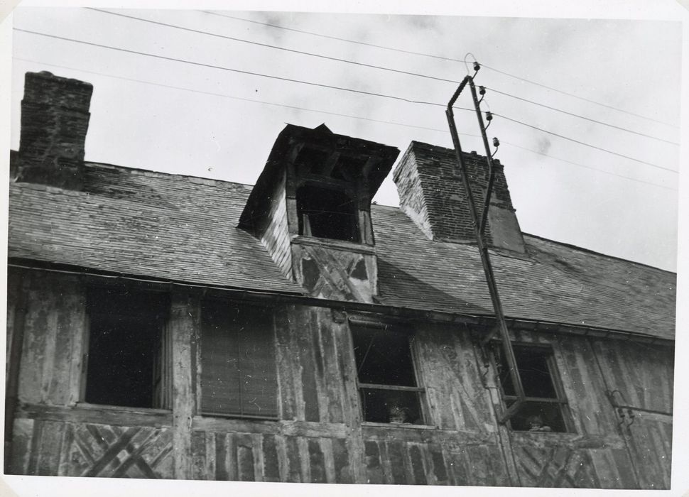 façade sur rue, détail de la lucarne