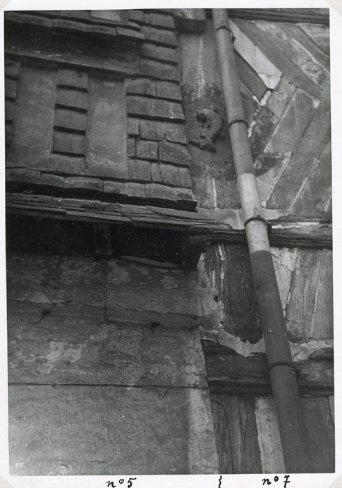 façades des n° 5 et 7 rue du Havre, détail d’un bas-relief au dauphin