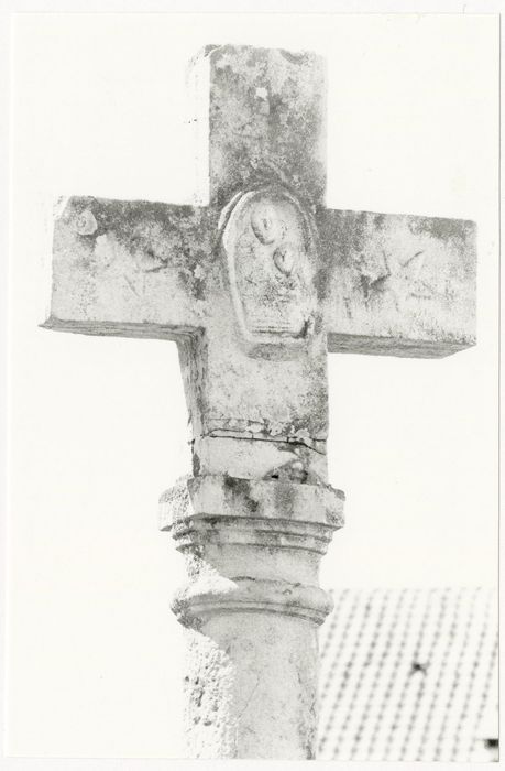 vue partielle de la croix