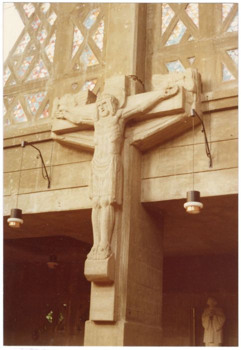 statue : Christ en croix
