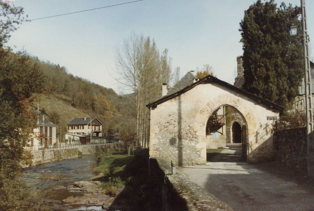 porche d’accès sud à l’enceinte de l’église