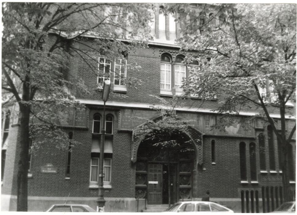 centre paroissial, façade sur rue, vue partielle