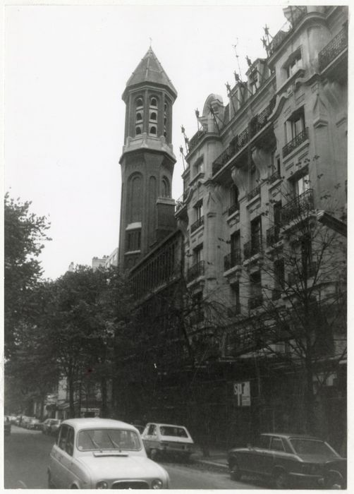 clocher à l’angle des rues Saint-Christophe et de la Convention