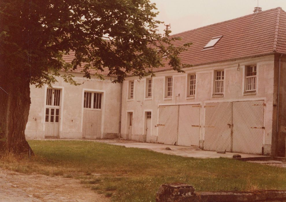 communs est, aile est, façade ouest
