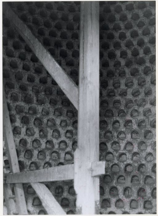 pigeonnier, vue partielle des boulins