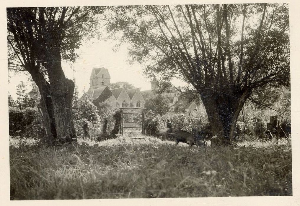 vue partielle de l’église dans son environnement depuis le Nord