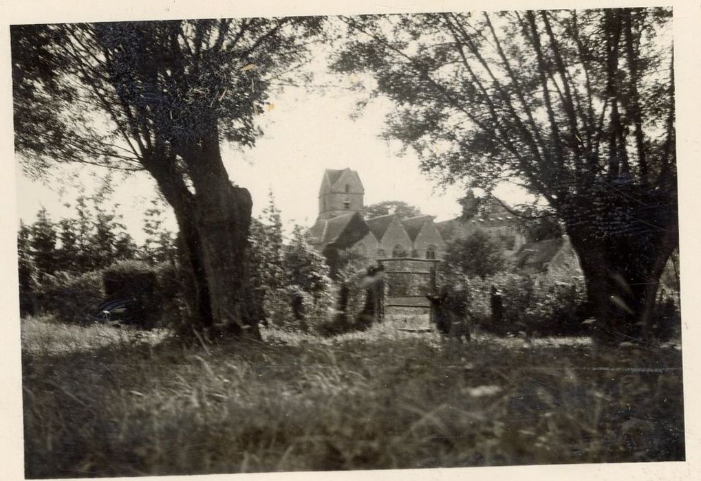 vue partielle de l’église dans son environnement depuis le Nord