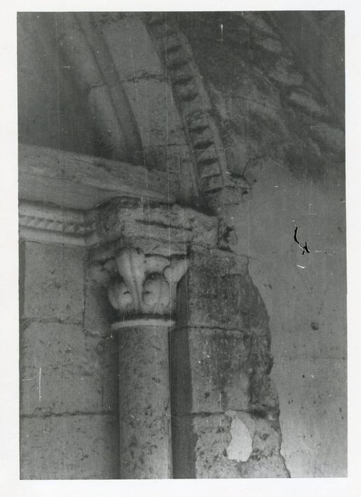 portail d’accès ouest, détail d’un chapiteau sculpté
