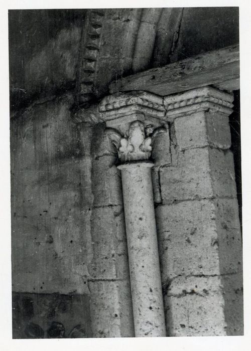 portail d’accès ouest, détail d’un chapiteau sculpté