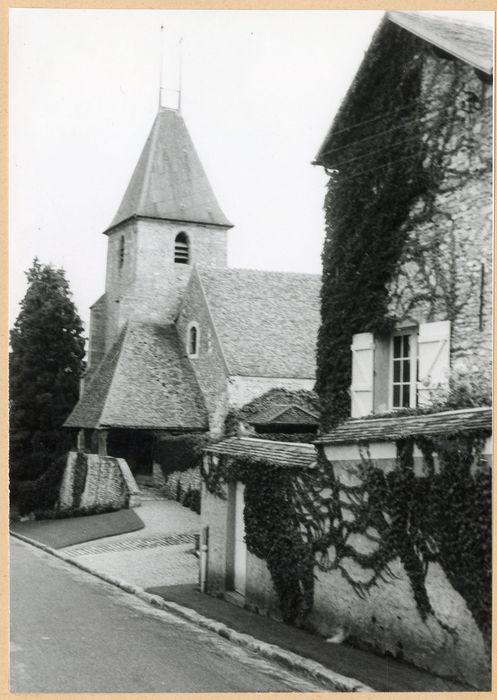 vue partielle de l’église dans son environnement depuis le Sud-Ouest
