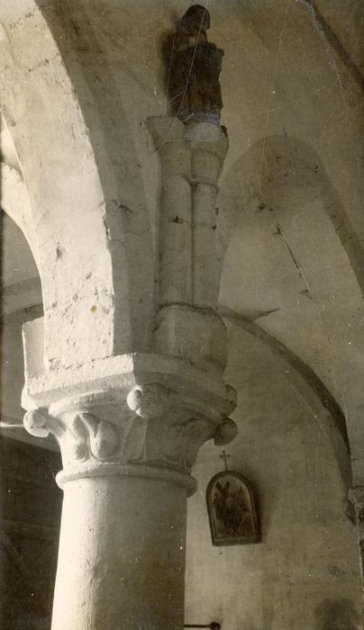 nef, détail d’un chapiteau sculpté