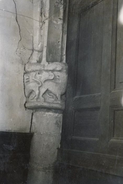 nef, détail d’un chapiteau sculpté