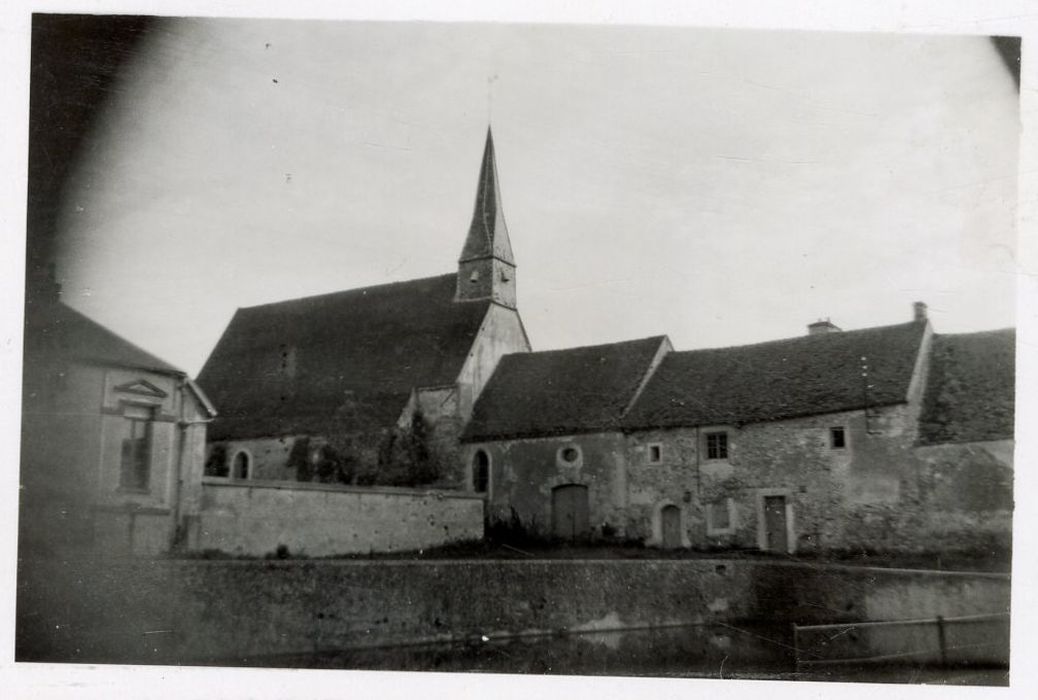 vue générale de l’église dans son environnement depuis le Nord-Ouest