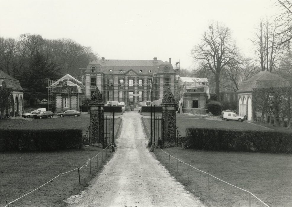vue générale du château dans son environnement depuis le sud-est