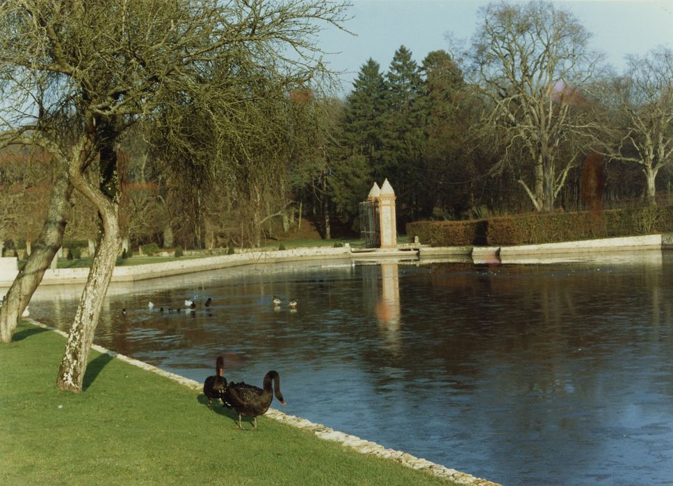 parc, vue partielle d’un étang formant douves