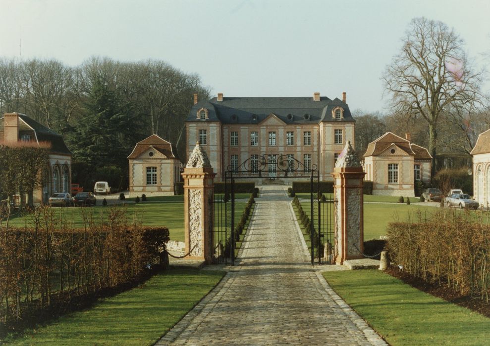 vue générale du château dans son environnement depuis le sud-est