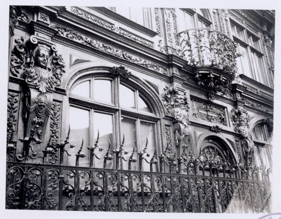 façade sur rue, vue partielle