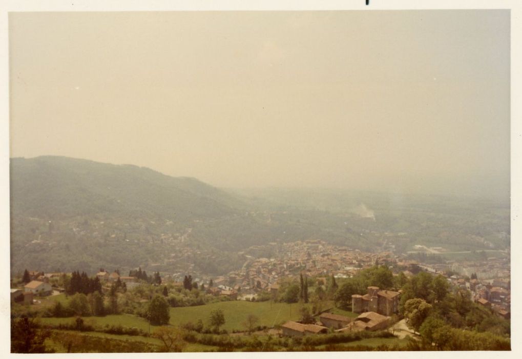 vue partielle du château dans son environnement