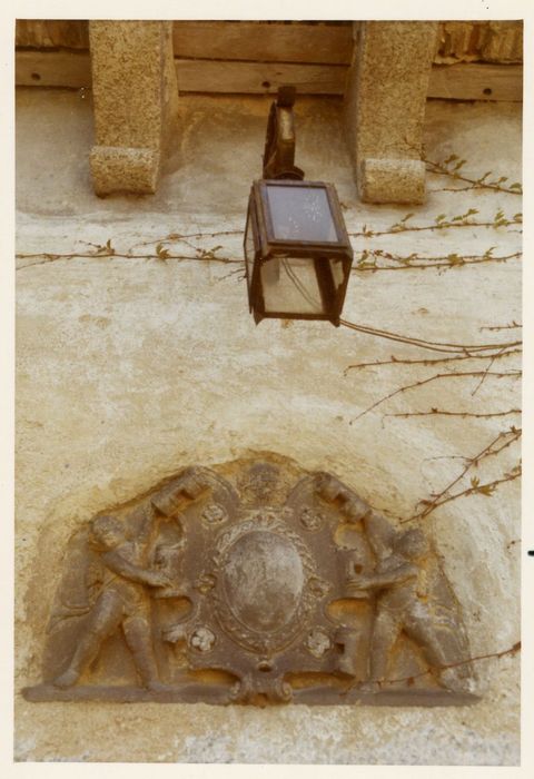 façade nord, détail du bas-relief surmontant la porte d’accès à la cour intérieure