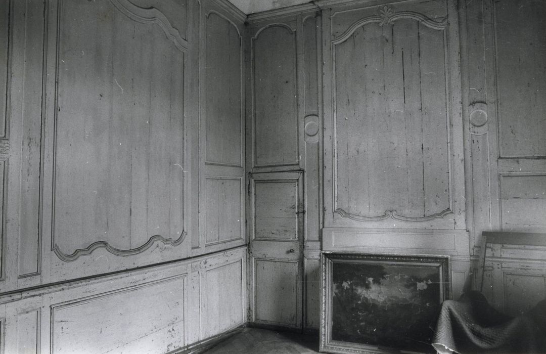 2e étage, salon, vue partielle des lambris de revêtement