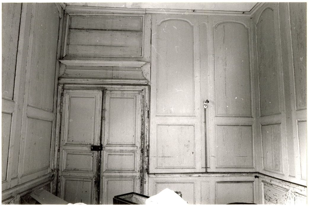 2e étage, salon, vue partielle des lambris de revêtement