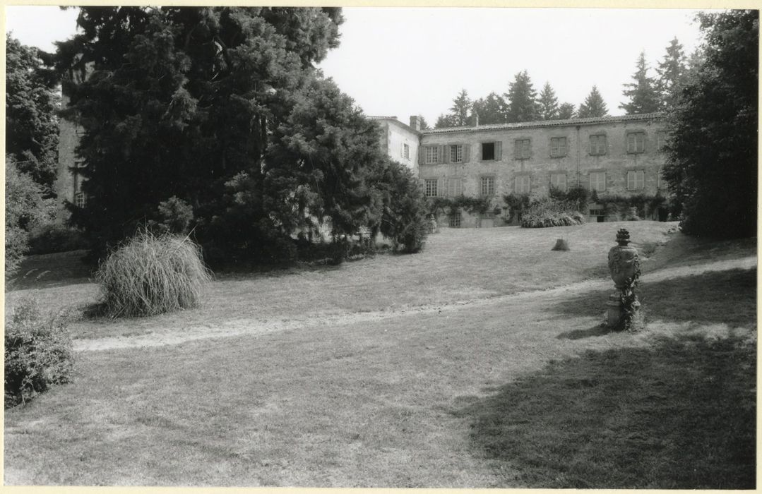 vue partielle du château depuis l’Ouest