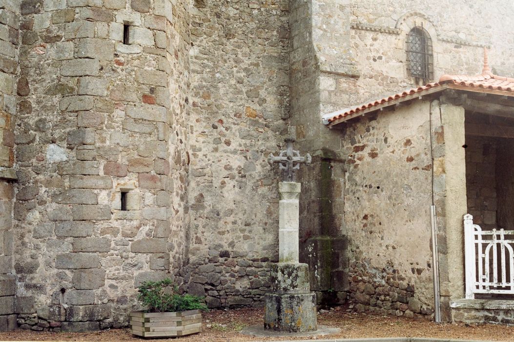 vue générale de la croix placée au pied du clocher