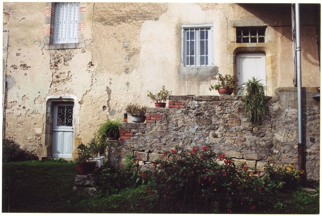 logis du prieur, façade est, vue partielle