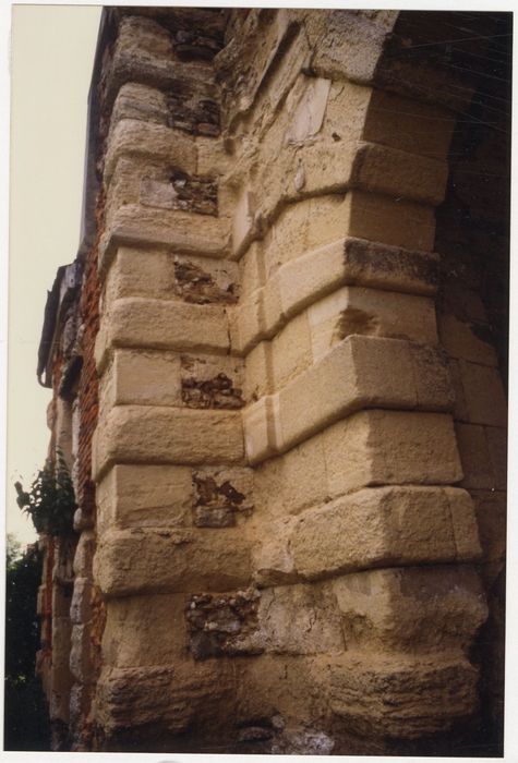 détail des maçonneries du porche monumental sur l’avant-cour