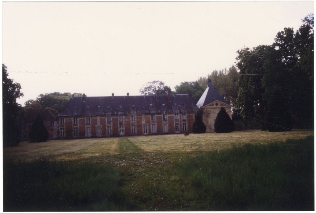 aile sud sur l’avant-cour, façade nord-ouest