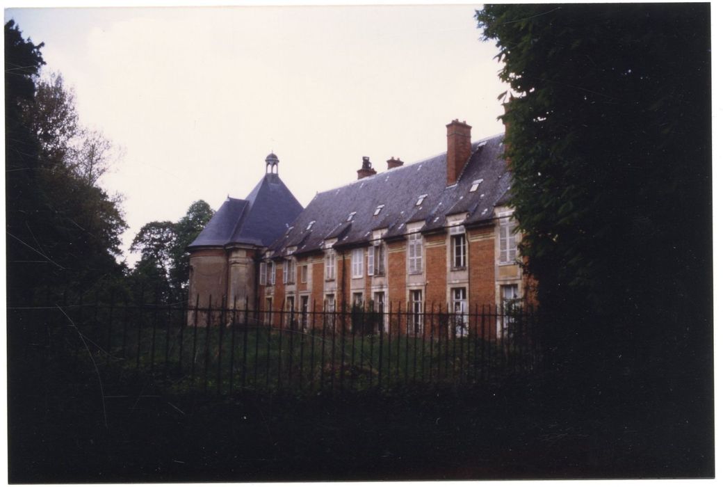 aile sud sur l’avant-cour, façade sud-est, vue partielle