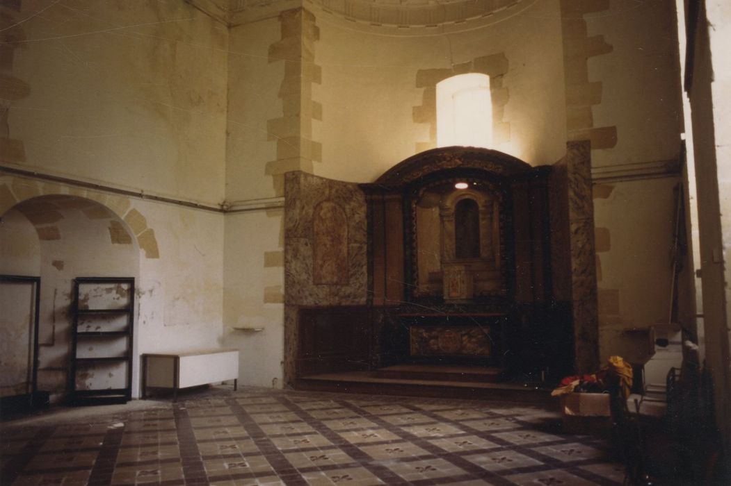 aile sud sur l’avant-cour, vue partielle de la chapelle