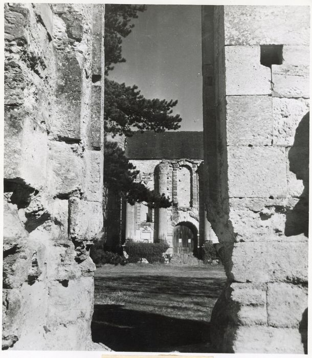 vue partielle des vestiges, grand portail