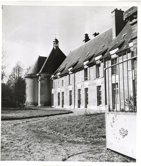 aile sud sur l’avant-cour, façade sud-est,