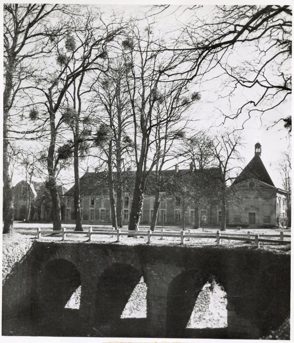 aile sud sur l’avant-cour, façade nord-ouest