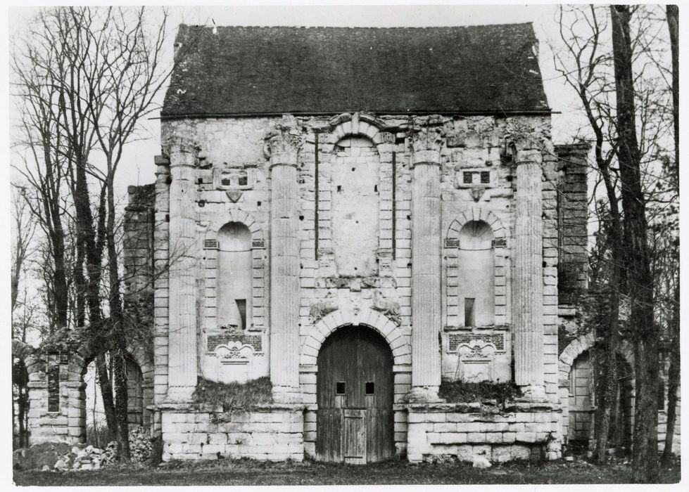 vue partielle des vestiges, grand portail