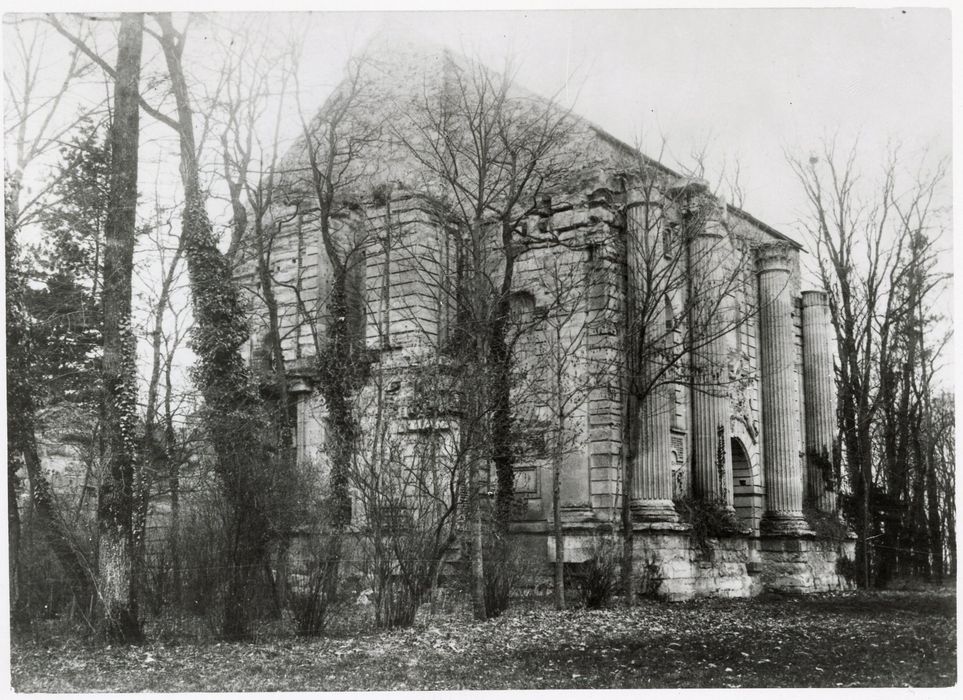vue partielle des vestiges, grand portail