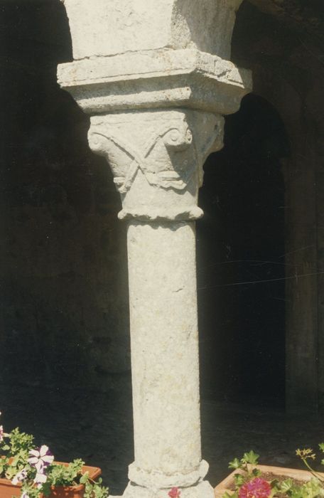 porche d’accès ouest, détail d’une colonnette