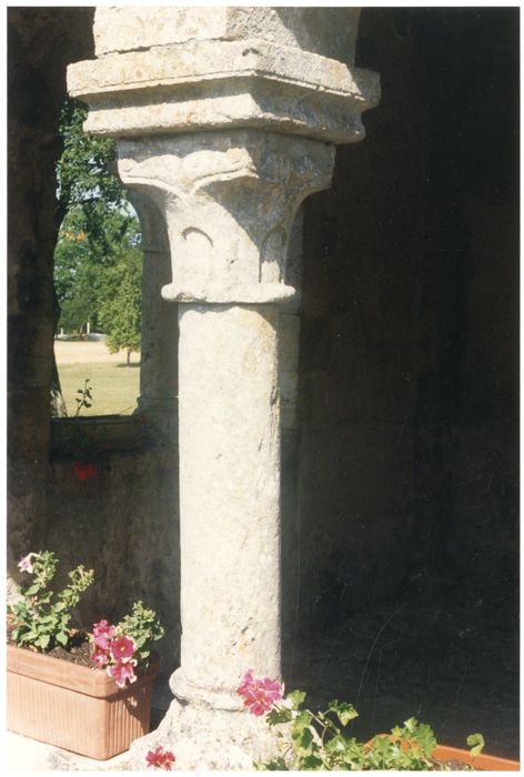 porche d’accès ouest, détail d’une colonnette