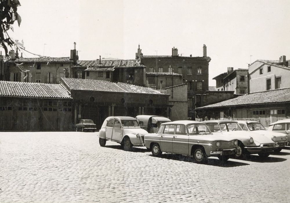 grande cour est , vue partielle des façades en direction du Sud-Est